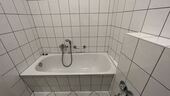 Bad mit WC, Wanne und Waschbecken - 