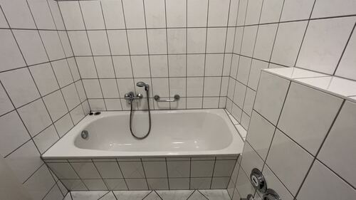 Bad mit WC, Wanne und Waschbecken - 