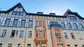 Fassade mit Fachwerkmotiven und Reliefschmuck - 