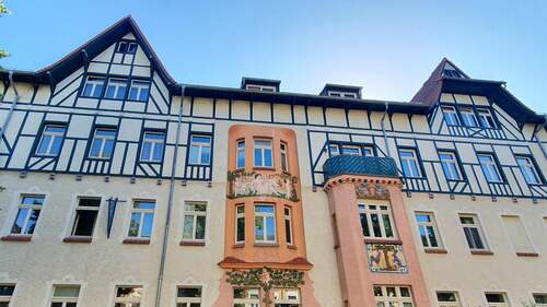 Fassade mit Fachwerkmotiven und Reliefschmuck - 