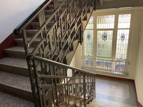 Treppenhaus mit Bleiglas-Fenster - Etagenwohnung mit 75,37 m² in Chemnitz zur Miete