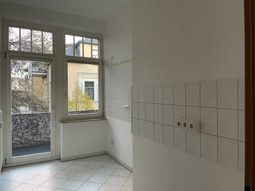 kleine Küche mit Balkon - 