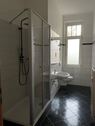 Bad mit großer Dusche und Fenster - 