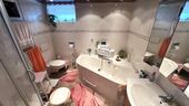 Bad mit WC, Wanne und Dusche im Keller - 