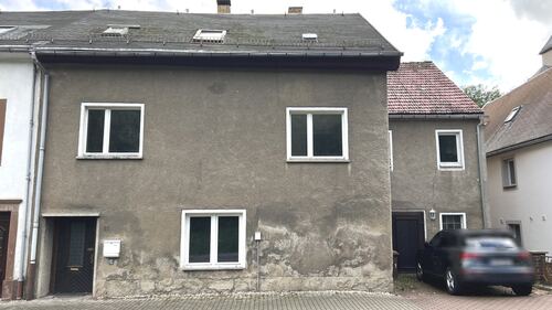 Hausansicht Straßenseite - 7 Zimmer Reihenmittelhaus zum Kaufen in Rochlitz
