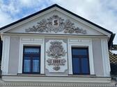 Detail Wappen mit Baujahr - 3 Zimmer Dachgeschoßwohnung zum Kaufen in Bärenstein