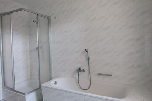 Dusche und Wanne - 