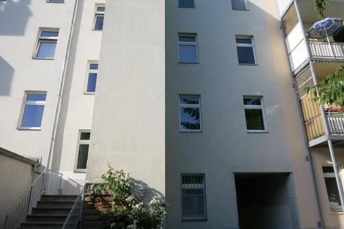 Hofzufahrt und Treppenaufgang - 
