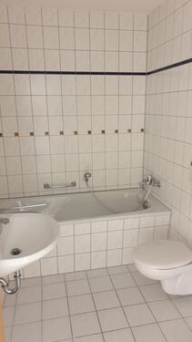 Bad mit Wanne und WM-Anschluss - 