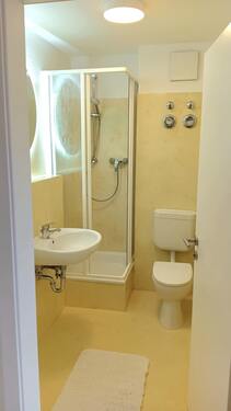 Bad mit Dusche - 
