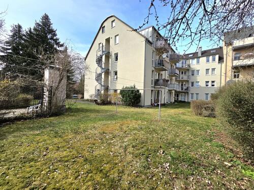 Rückansicht mit Gemeinschaftsgarten - 6 Zimmer Etagenwohnung in Chemnitz