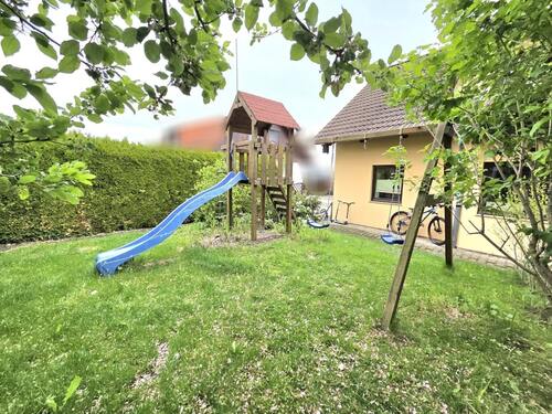 Garten mit Spielgeräten - 