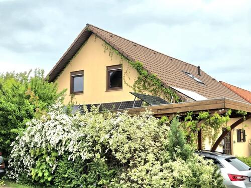 Giebelansicht mit Blick auf Solaranlage - 