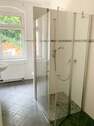 Bad mit Dusche, WC und Fenster - 