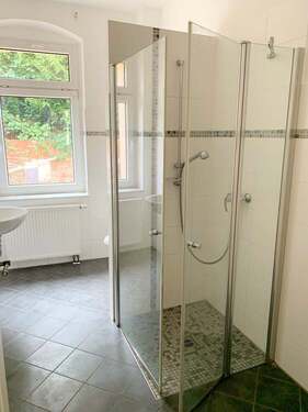 Bad mit Dusche, WC und Fenster - 