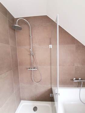 hochwertige GROHE Armaturen und Regendusche - 