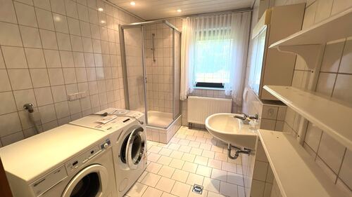 Waschraum mit Dusche im Keller - 