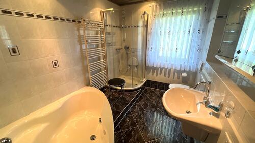 Bad mit Wanne und Dusche, WC - 