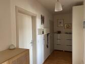 Flur mit Wohnungstür (hinten links) - 