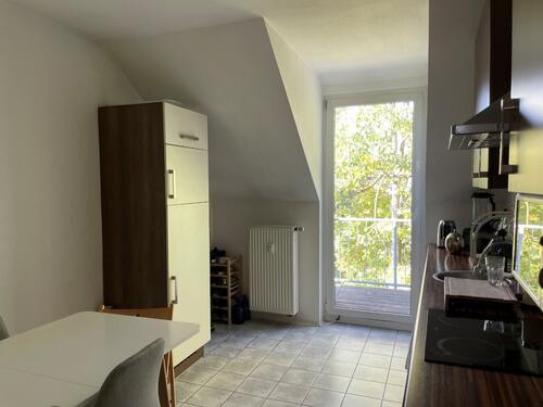 Küche mit Balkon - Dachgeschoßwohnung mit 65,63 m² in Chemnitz zur Miete
