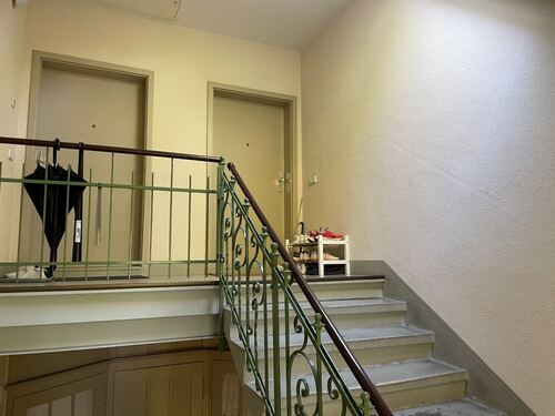 Treppenhaus mit Wohnungstür rechts - 