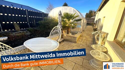 Terrasse mit Poolanlage - Attraktives Einfamilienhaus mit hochwertiger Ausstattung, Poolanlage und Balkon