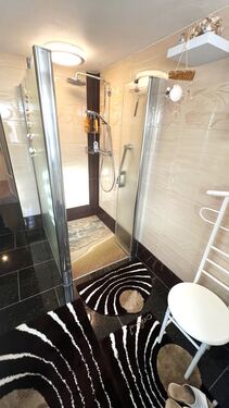 Bad im EG mit ebenerdiger Dusche - 