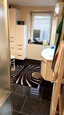 Bad im EG mit ebenerdiger Dusche - 