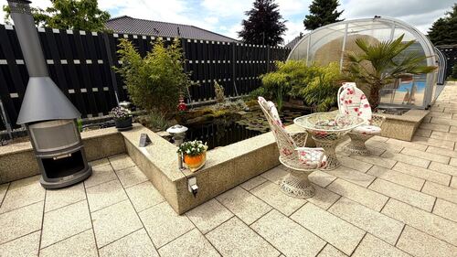 Terrasse mit kleinem Fischteich - Einfamilienhaus mit 218,91 m&sup2; in Geithain zum Kaufen