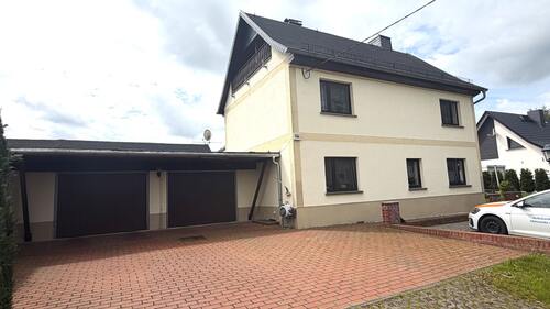 Hausansicht mit Doppelgarage - 