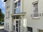 Hauseingang mit Wohnung im Souterrain links - 1 Zimmer Etagenwohnung zum Kaufen in Chemnitz