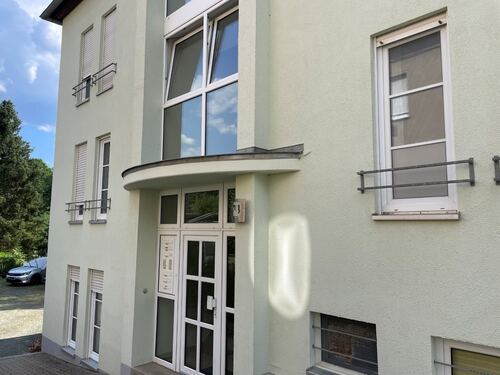 Hauseingang mit Wohnung im Souterrain links - 1 Zimmer Etagenwohnung zum Kaufen in Chemnitz