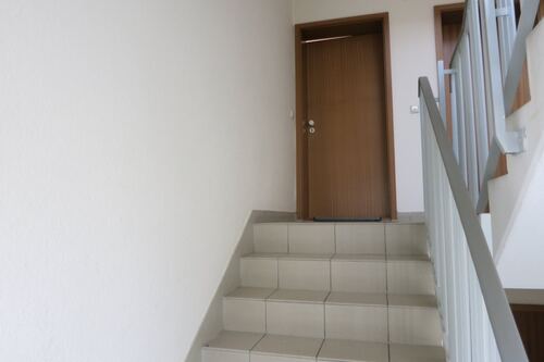 Treppenhaus mit Bsp. Wohnungstür - 2- Zimmerwohnung mit 81,84 m&sup2; in Chemnitz zum Kaufen