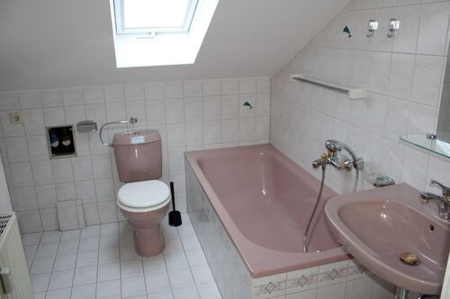 Bad mit Wanne und WC - 