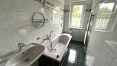 Bad mit Wanne und WC - 
