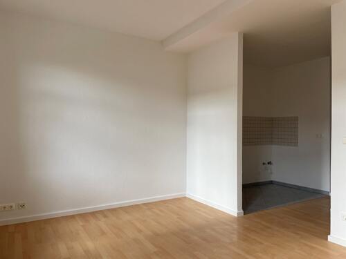 Wohnzimmer mit offener Küche - 