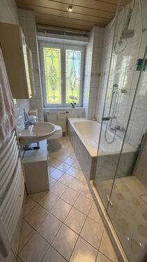Bad mit Wanne und Dusche - 