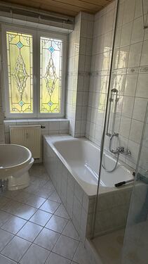Bad mit Wanne und Dusche - 