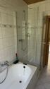 Bad mit Wanne und Dusche - 