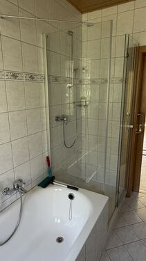 Bad mit Wanne und Dusche - 
