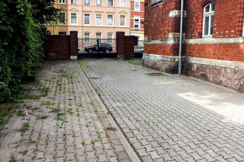 Einfahrt Innenhof mit Parkplätzen - 