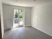 Wohnzimmer mit Zugang zum Balkon - Erdgeschoßwohnung mit 70,96 m&sup2; in Frankenberg zur Miete