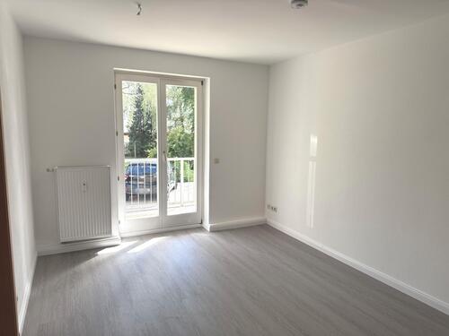 Wohnzimmer mit Zugang zum Balkon - Erdgeschoßwohnung mit 70,96 m&sup2; in Frankenberg zur Miete