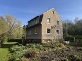 Hausansicht - Einfamilienhaus mit großem Grundstück und Doppelgarage in ruhiger Lage!