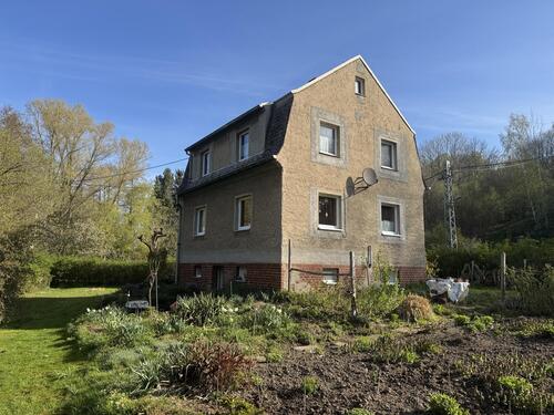 Hausansicht - Einfamilienhaus mit großem Grundstück und Doppelgarage in ruhiger Lage!