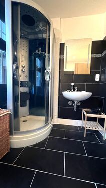 Bad mit Dusche, WC und Waschbecken - 2 Zimmer Erdgeschoßwohnung in Mittweida