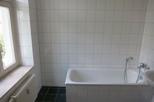 Bad mit Wanne und Fenster - 