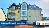 Straßenansicht mit Stellplatz - 32 m²-Appartment mit Balkon und PKW-Stellplatz 'Am Fischerberg' in Hartenstein! Für Kapitalanleger!
