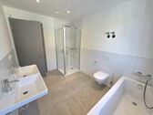 Tageslichtbad mit Badewanne... - 