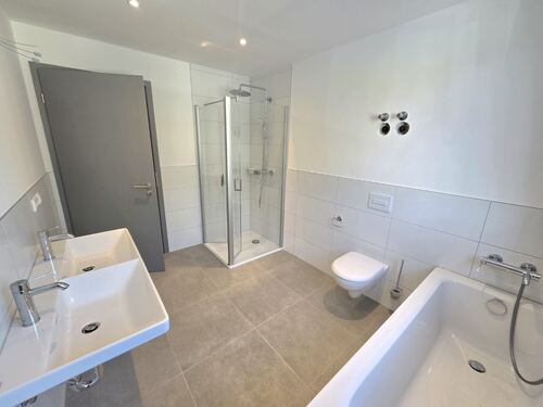 Tageslichtbad mit Badewanne... - 